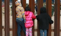Число детей-мигрантов без сопровождения взрослых на границе США и Мексики возросло до рекордного показателя