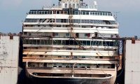 Costa Concordia доставили в порт Генуи для утилизации