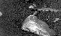 Curiosity нашел на Марсе странный блестящий предмет