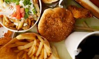 Даже редкое потребление фастфуда вредит здоровью