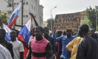 Демонстранты в Нигере напали на французское посольство, размахивая российскими флагами