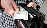 Денег в кошельках россиян стало меньше