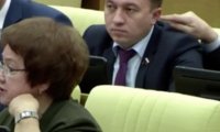 Депутат Госдумы сунул коллеге палец в ухо во время заседания