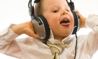 Дети могут потерять слух из-за наушников