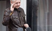 Для Ассанжа составили правила поведения