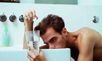 Для избавления от похмелья нужно пить много жидкости