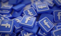 Facebook удалил одну из крупнейших групп, связанных с теорией заговора QAnon, после ложных публикаций