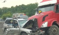 Фура протаранила легковушку в Новосибирске. Погибли 2 человека