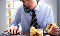 Главная причина ожирения – перекусы на рабочем месте