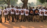 Инструкторы из РФ подарили центральноафриканским военным футболки на память о России