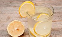 Испанский диетолог опроверг пользу воды с лимоном 