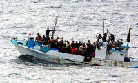 Италия не будет спасать корабли с беженцами