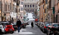 Италия смягчила карантин: Детям разрешено гулять в сопровождении родителей