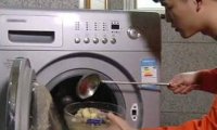 Китаец дал мастер-класс по готовке супа в стиралке