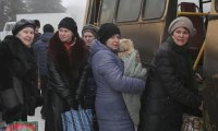 Колонна с беженцами выехала из Дебальцева