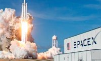 Компания SpaceX отложила первый туристический полет к Луне