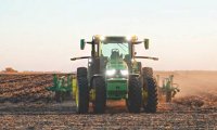 Компания Deere вложила миллиарды в производство беспилотных тракторов и умных опрыскивателей посевов