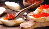 Красная икра торгуется по «черным ценам». Стоимость новогоднего деликатеса поставила антирекорд