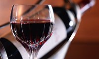 Красное вино помогает бороться с последствиями курения