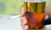Курильщиков больше тянет к спиртному, чем некурящих