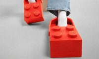 LEGO и Crocs создали обувь-конструктор. Как кубики стали модным заявлением