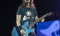 Лидер Foo Fighters сломал ногу прямо во время выступления