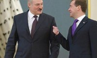 Лукашенко обменялся с Медведевым угрозами