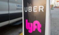 Lyft обеспечит водителей разделительными перегородками для защиты от коронавируса