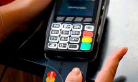 Магазины начнут обналичивать банковские карты россиян