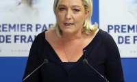 Ле Пен: Франции надо перестать вальсировать