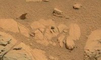 Марсоход Curiosity обнаружил на Красной планете светофор и бейсбольный мяч