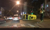 Машина «скорой помощи» опрокинулась после столкновения в Тюмени