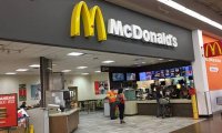 McDonald’s закрывает сотни своих ресторанов в магазинах Walmart