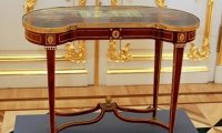 Мебель времён Екатерины Второй представили в Петергофе