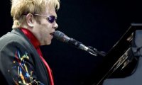 Медики посоветовали Элтону Джону перенести концерт