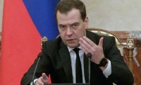 Медведев после послания Путина подписал 30 поручений кабмину 