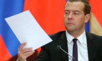 Медведев предложил снизить пошлину на все электронные госуслуги