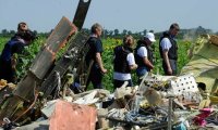 Международные эксперты приступили к сбору обломков на месте крушения "Боинга"