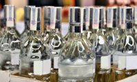 Минпромторг предлагает снизить цены на легальный алкоголь