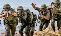 Морская пехота проводит внезапные учения на Каспии
