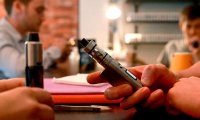 Мособлдума приняла законопроект об ограничении продажи электронных сигарет