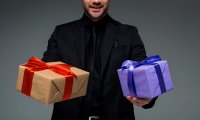 Мужчины покупают на 8 Марта два подарка