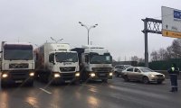 На МКАД частично перекрыто движение из-за ДТП с тремя грузовиками