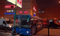 На севере Москвы автобус снёс ограждение и врезался в столб