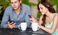 На свидании люди уделяют телефону больше внимания, чем партнеру