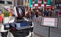 На Таймс−сквер установили робота, котрый дает советы о коронавирусе