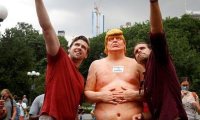 На улицах городов США появился "Трамп без трусов"