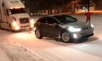 На видео сняли, как Tesla Model X буксирует по снегу 43-тонную фуру