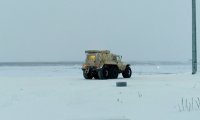 На Ямале вместо вездехода через Обь курсирует трэкол