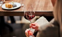 Нарколог: бокал вина за ужином может привести к алкоголизму